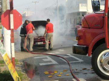 Matéria do Internauta: carro pega fogo em Osório