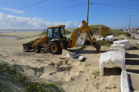 Bloqueado acesso de veículos na beira da praia de Tramandaí