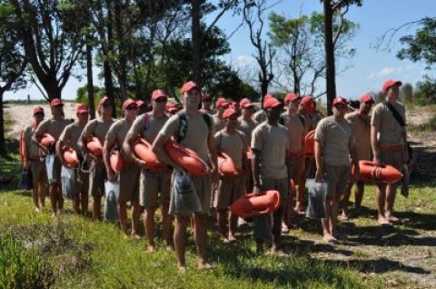 Salva-vidas civis completam seu treinamento no litoral