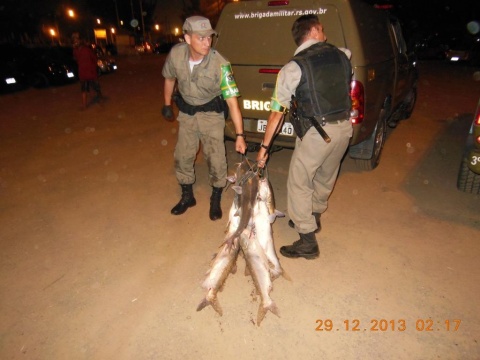 Comando Ambiental realiza três prisões por pesca ilegal na Barra do Rio Tramandaí