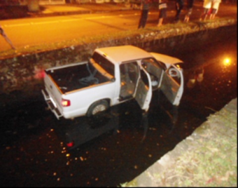 Motorista embriagado cai com veículo em valo na praia de Torres