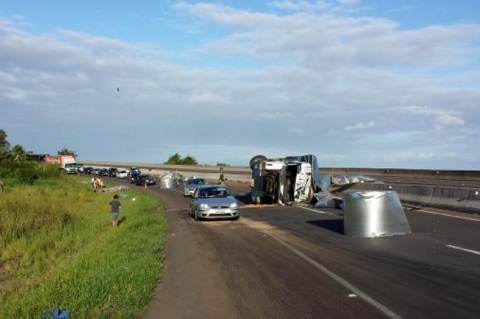 Carreta tomba e bloqueia trecho da BR 101 por cerca de duas horas