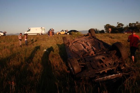 Carro capota depois de tentar escapar de blitz na Estrada do Mar