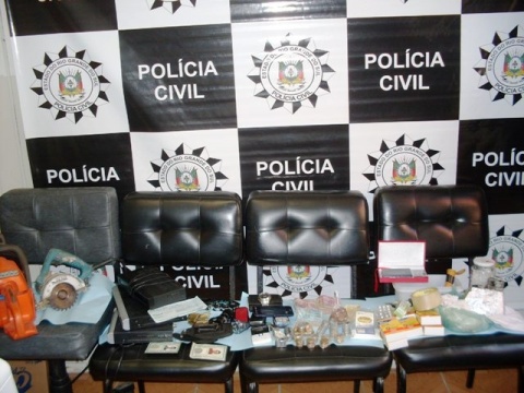 Polícia apreende drogas durante investigação de homicídio em Arroio do Sal