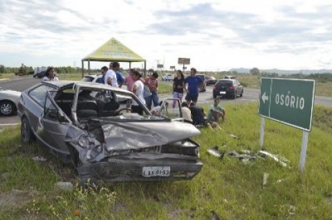 Acidente deixa dois feridos na Estrada do Mar (vídeo)