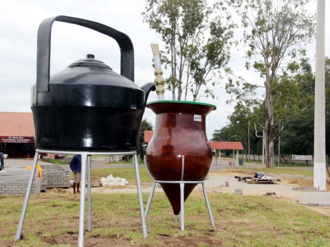Chaleira e cuia gigantes são as novas atrações em frente ao Parque Jorge Dariva em Osório