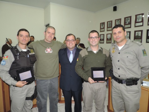 Câmara de Vereadores homenageia policiais militares por bravura em Tramandaí