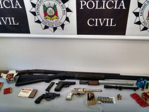 Homem é preso com arsenal de armas em Maquiné