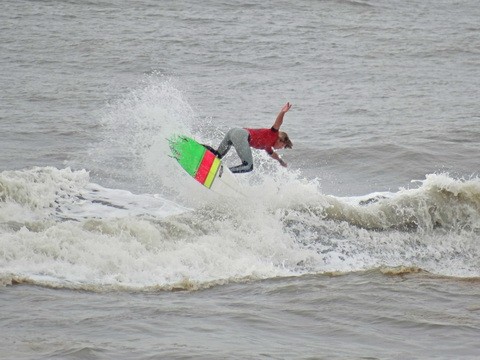 Josias Pedrinha é o grande campeão da 1ª etapa do circuito ASTRI de Surf