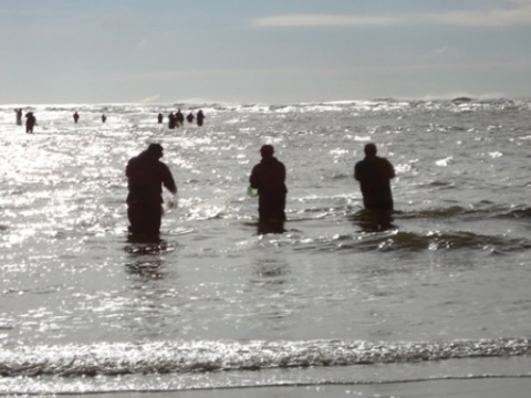 Pescadores artesanais recebem protetores solares em Imbé