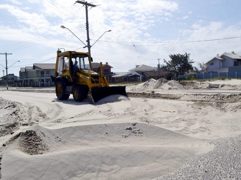 Prefeitura retira areia acumulada na Avenida Beira Mar em Imbé