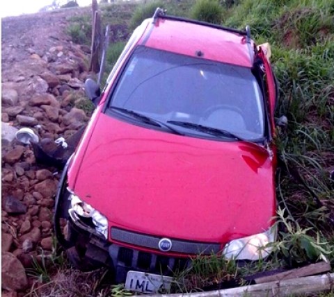 Carro capota e duas pessoas morrem na BR 101