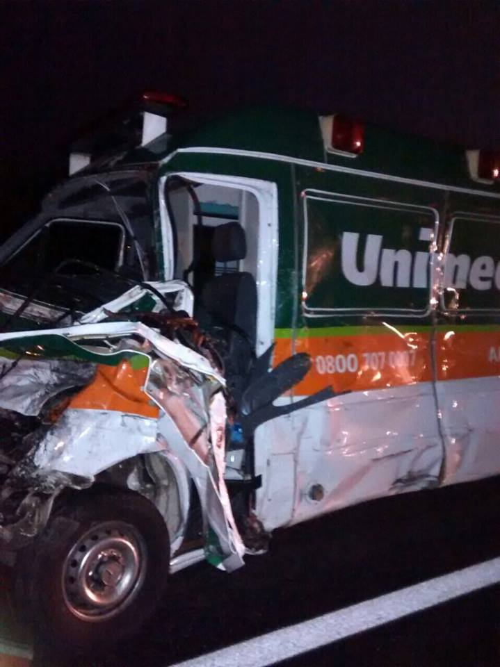 Homem morre em acidente envolvendo ambulância na freeway