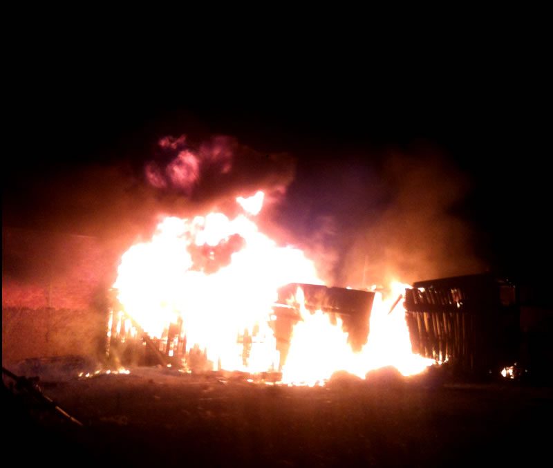 Incêndio destrói depósito de loja em Tramandaí