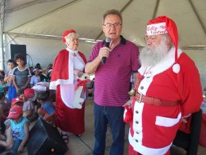 Chegada do Papai Noel reuniu crianças em Tramandaí