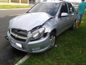 Dois veículos se envolveram em um acidente de trânsito por volta das 17h20min dessa sexta-feira, na esquina das ruas Garibaldi e 16 de Dezembro no bairro Glória. Uma mulher ficou ferida e foi encaminhada pelo SAMU para atendimento médico. Os carros envolvidos tinham placas de Osório e Mostardas.