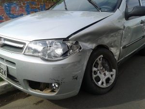 Dois veículos se envolveram em um acidente de trânsito por volta das 17h20min dessa sexta-feira, na esquina das ruas Garibaldi e 16 de Dezembro no bairro Glória. Uma mulher ficou ferida e foi encaminhada pelo SAMU para atendimento médico. Os carros envolvidos tinham placas de Osório e Mostardas.