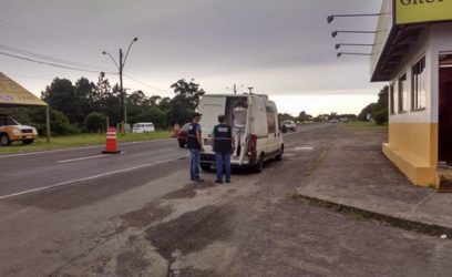 Veículos que transportam animais vivos e produtos de origem animal estão sendo abordados pelos técnicos do Departamento de Defesa Agropecuária - Foto: Divulgação/Seapa