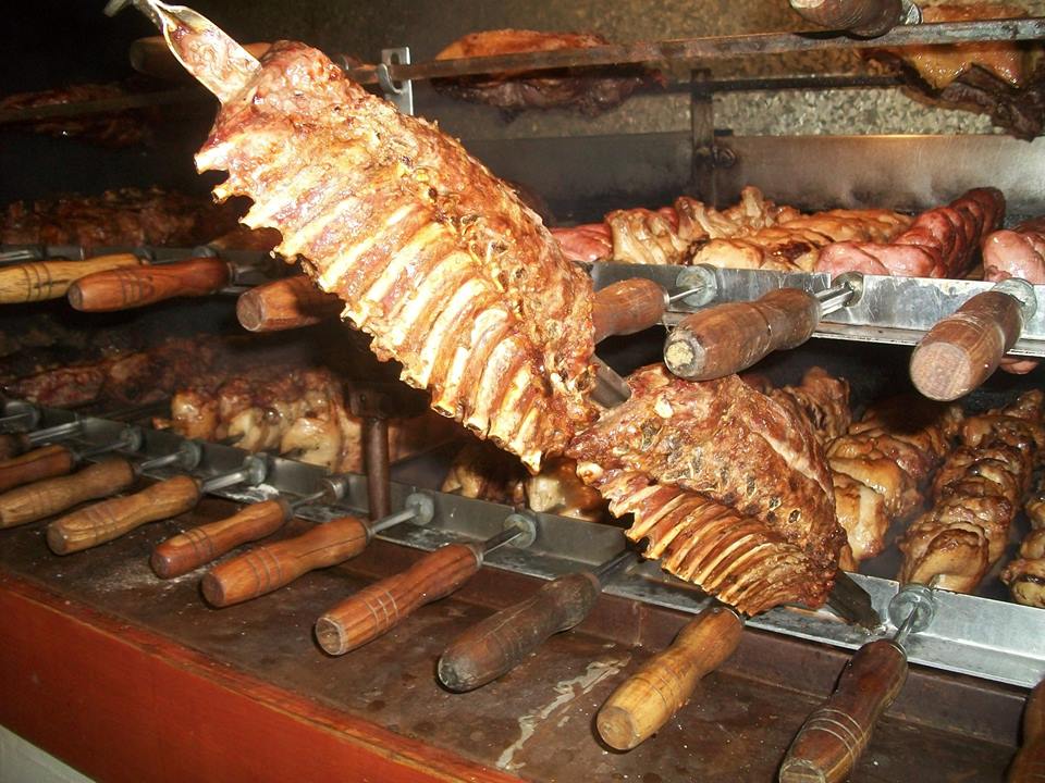 Carne assada na brasa é na Marthay Casa de Carnes em Osório