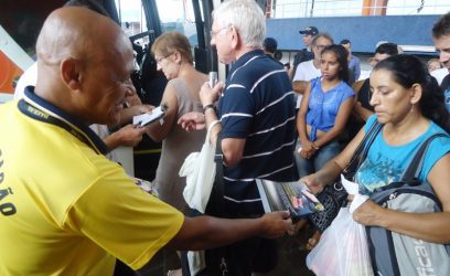 Passageiros receberam material informativo antes de embarcar nos ônibus - Foto: Luis Felipe Scheibe/Daer)