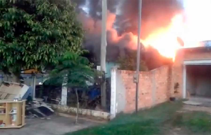 Residência é destruída pelo fogo em Osório