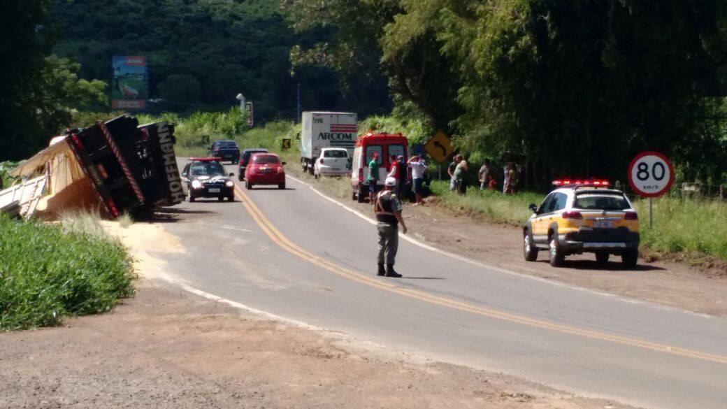 Motorista de caminhão perde controle e tomba veículo na RS-030 em Santo Antônio da Patrulha