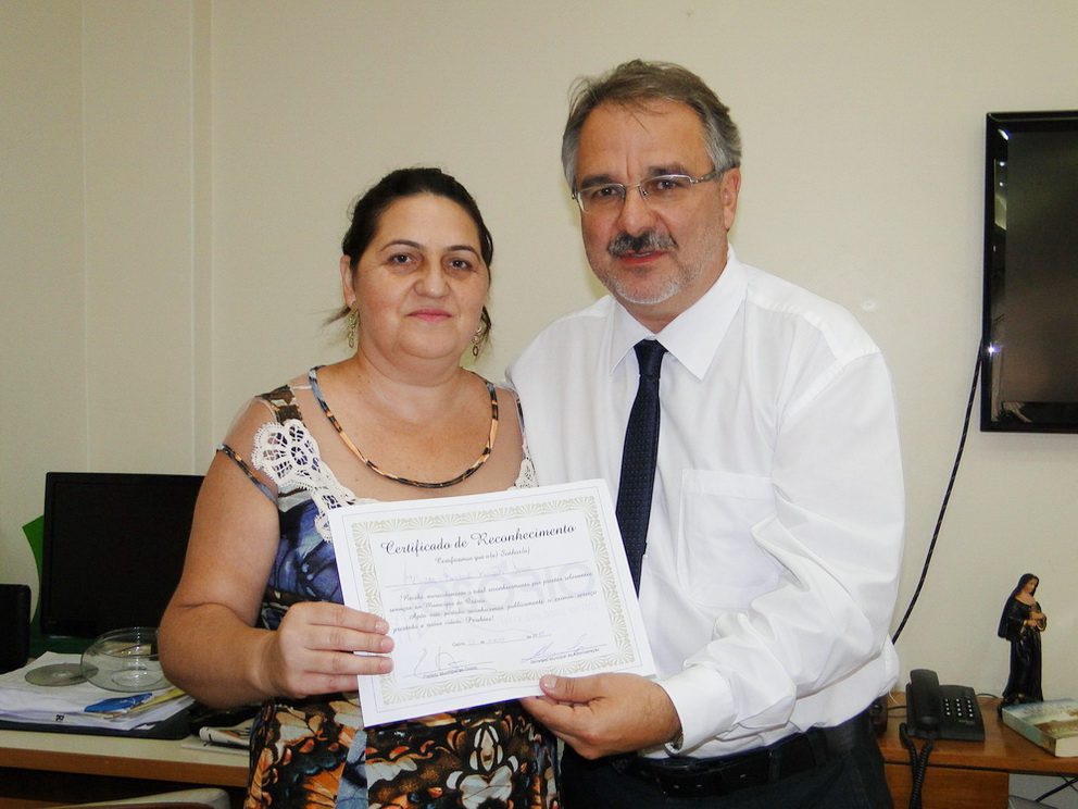 Professora Enilda recebe certificado de aposentadoria em Osório