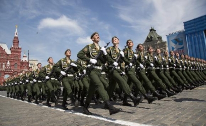 Soldados russos marcham durante a parada militar do Dia da Vitória, na Praça Vermelha, em MoscouDivulgação/Agência Lusa/EPA/Alexander Zemlianichenko/Direitos Reservados