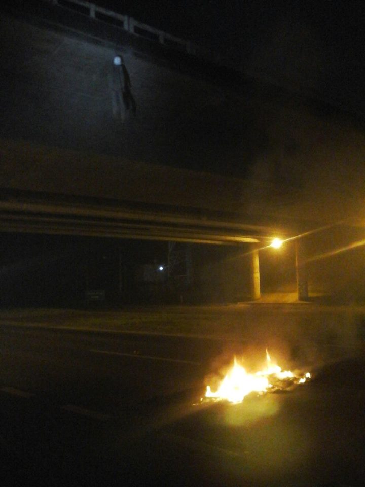 Protesto contra parcelamento de salários tem queima de pneus em Osório