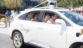 Presidenta passeia em carro do Google sem motorista e diz que "desceu do futuro"