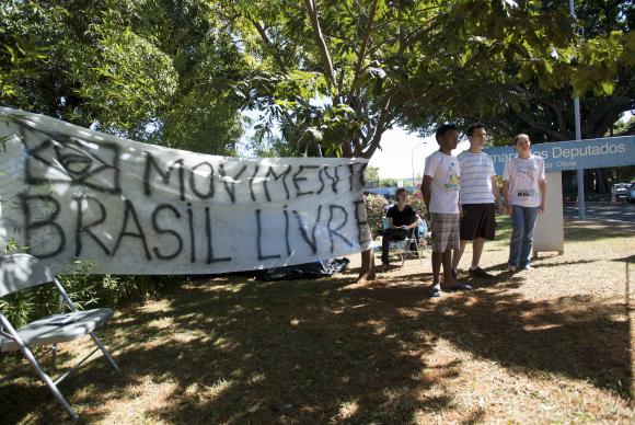 Manifestantes acampam em frente à casa de Cunha e pedem impeachment de Dilma