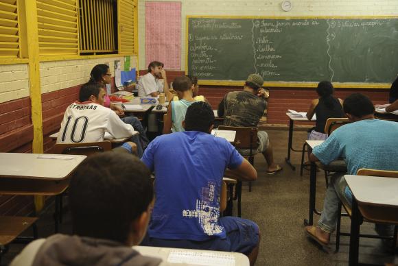 Relatório mostra que 54% dos jovens brasileiros concluíram ensino médio em 2013