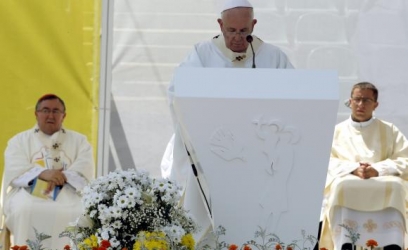 O papa Francisco disse hoje que os divorciados que voltaram a se casar são parte da igreja e não devem ser tratados como excomungadosFehim Demir/EPA/Agência Lusa