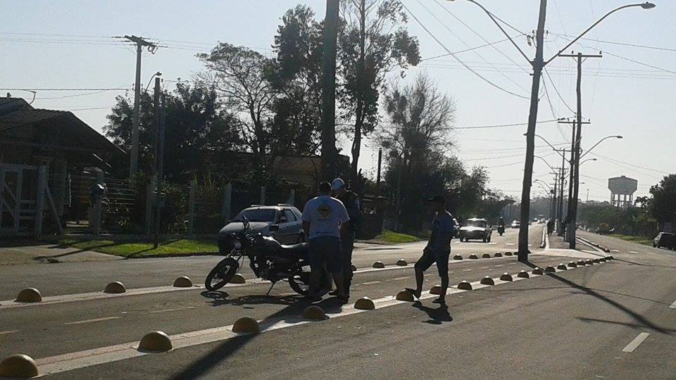 Osório: motociclista perde o controle da moto e colide em poste