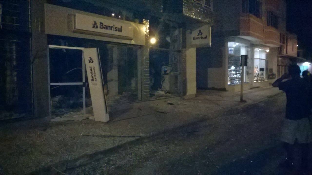 Criminosos explodem agência bancária em Palmares do Sul