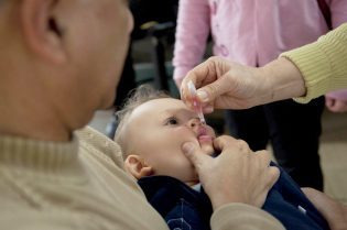 Último dia de vacinação contra a pólio será na segunda-feira