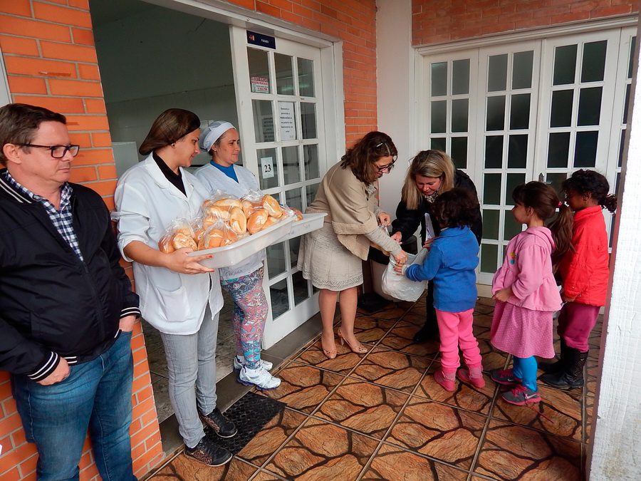 Capão da Canoa: padaria comunitária entrega pães para crianças e adolescentes