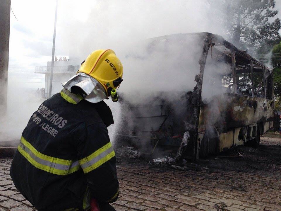 Porto Alegre em chamas: dois ônibus e uma lotação são incendiados após morte de jovem