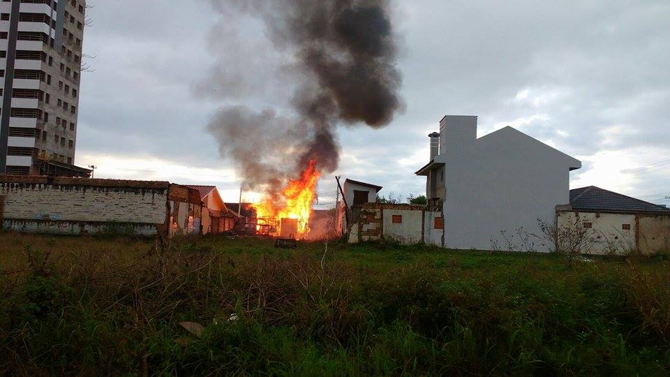 Fogo destrói residência em Tramandaí