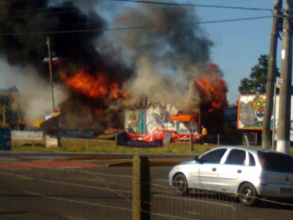 Fogo atinge caminhão de circo em Osório
