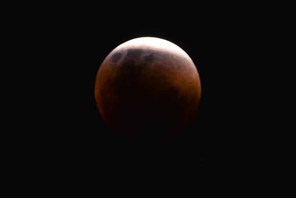Eclipse total faz superlua desaparecer do céu do Brasil