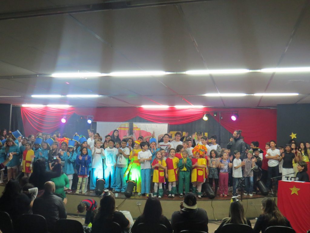 Noite Cultural da Escola Jorge Enéas Sperb lota auditório em Tramandaí