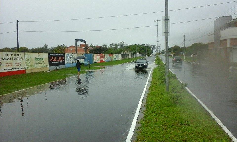 Osório: água toma conta de rua que liga Estrada do Mar a município