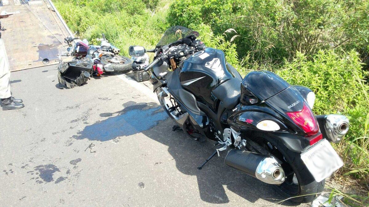 Colisão entre motos deixa dois feridos na Estrada do Mar