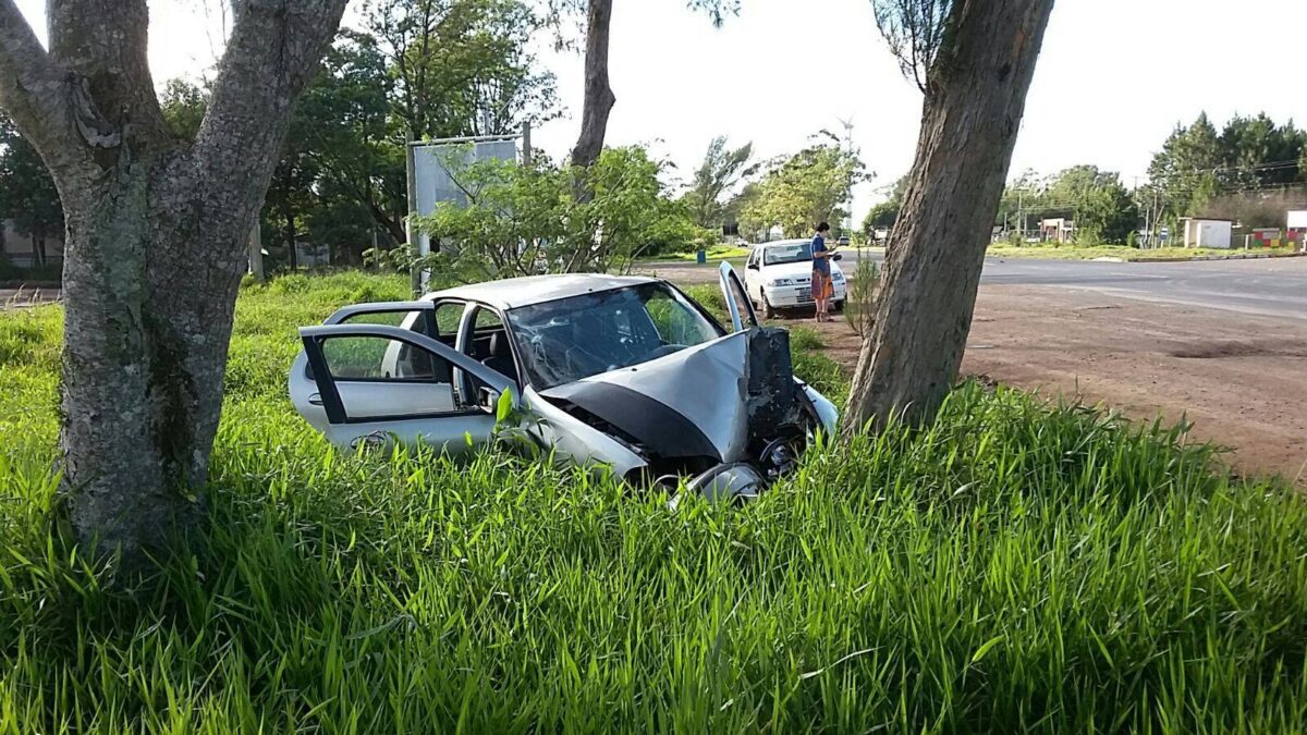 Motorista é baleado e colide carro em árvore na RS-030 em Osório