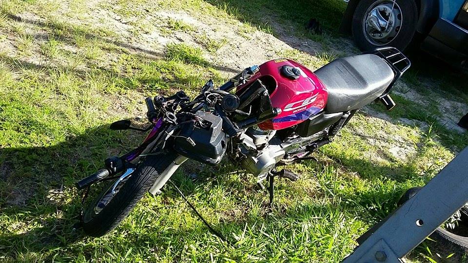 Jovens ficam feridos em colisão de moto com caminhão em Osório