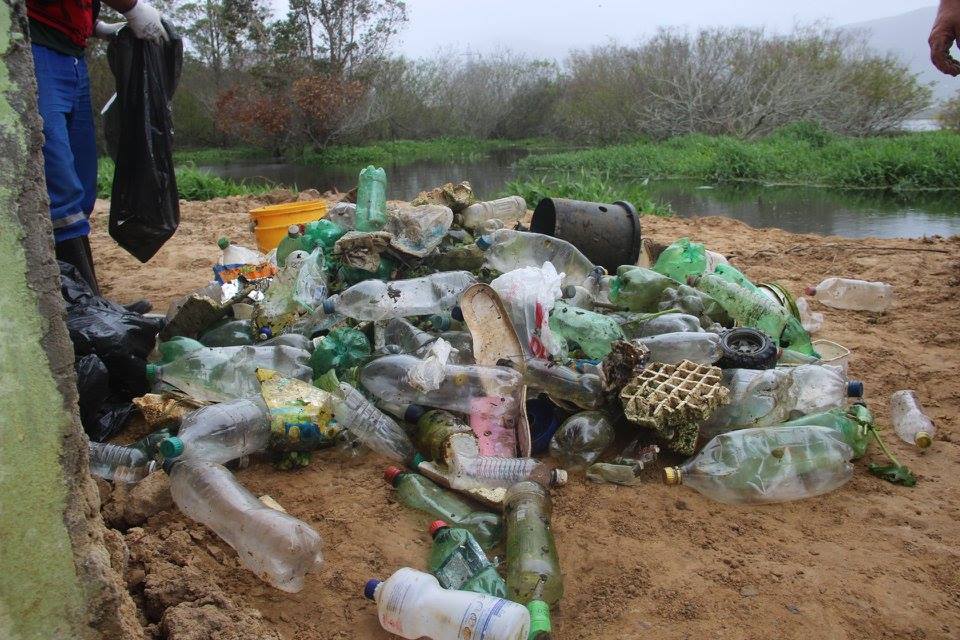Grande volume de lixo retirado da Lagoa do Marcelino preocupa autoridades em Osório