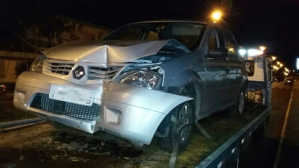 Motorista perde controle de veículo e colide em poste em Osório