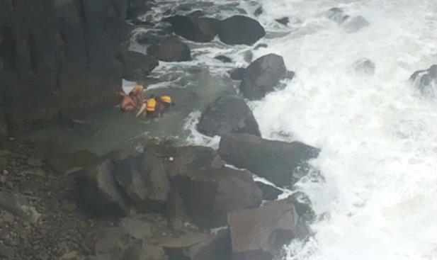 Praia da Guarita: jovem desaparece ao cair na água em Torres