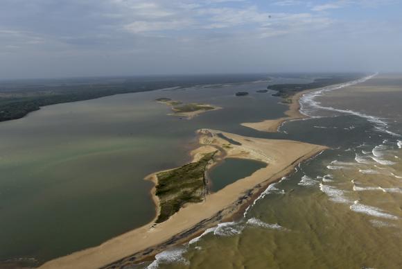 Lama de barragem chega ao mar no Espírito Santo e prefeitura interdita praias